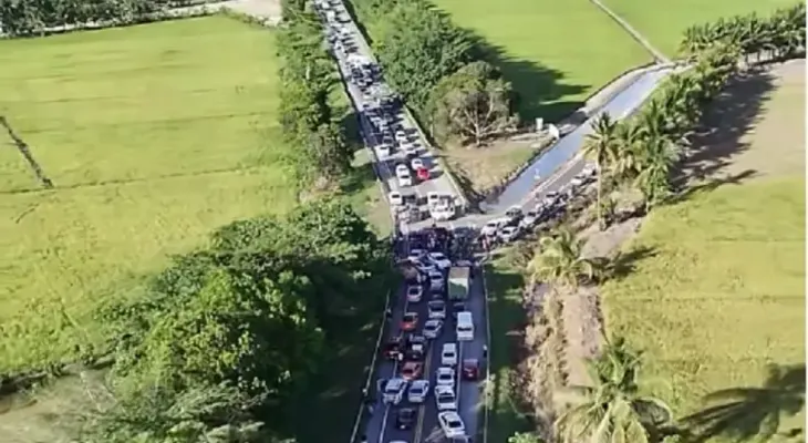 Comunitarios bloquean Autovía del Nordeste en Nagua por desaparición de joven hace 11 días