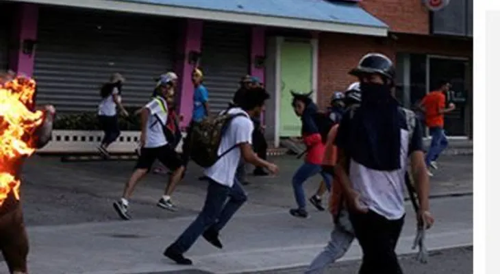 ADVERTENCIA: IMAGENES FUERTES; opositores golpean y prenden fuego a un hombre en Venezuela