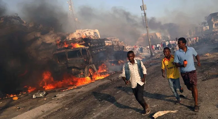 Suman 215 número de muertos en atentado con camiones bomba en Somalía