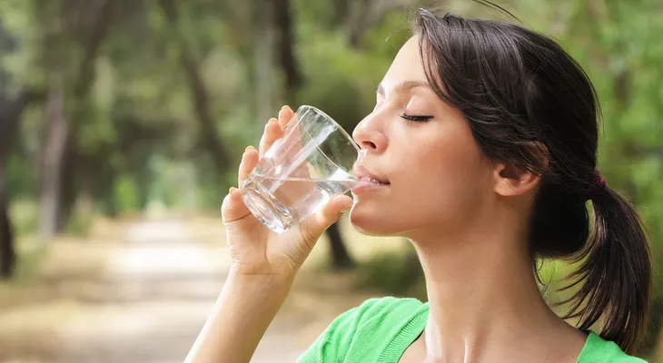 Las peligrosas consecuencias de beber 8 vasos de agua al día