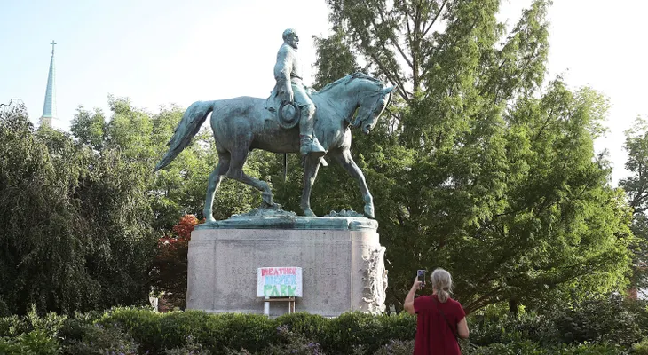 Trump dice que retirar monumentos confederados es "muy estúpido"