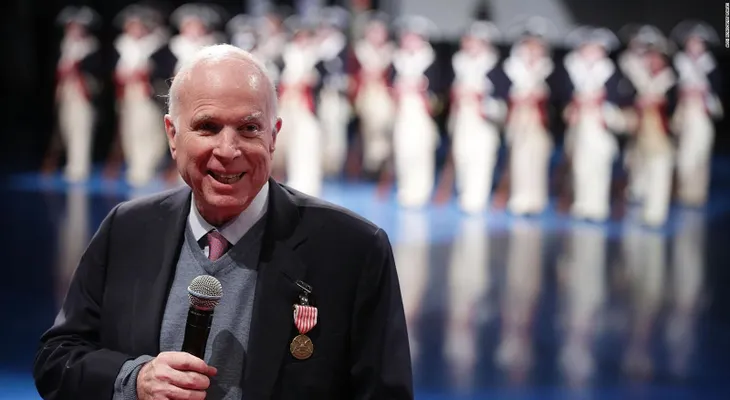 John McCain representa la dignidad en la política de EE.UU.