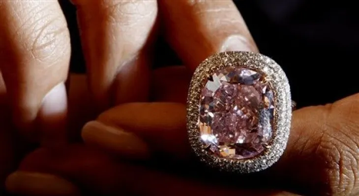Venden diamante rosa por 28,5 millones de dólares en Ginebra