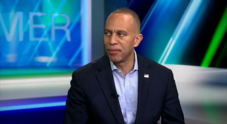 Hakeem Jeffries cuestiona a ICE y reclama reformar las leyes migratorias de EE.UU.