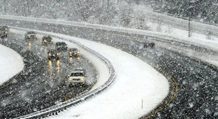 Nevadas causan cierre de 212 km de carretera en Nueva York 