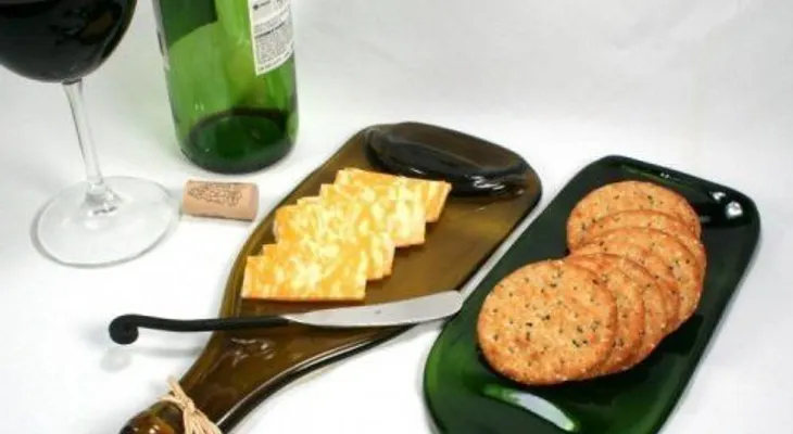 Cómo hacer con una botella de vidrio una original tabla para snacks