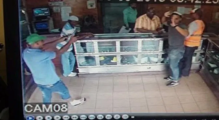 Asaltan joyería compraventa en Villa Consuelo; se llevan 12 mil pesos y una cadena (VIDEO)