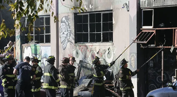 Aumenta el número de muertos por incendio en edificio de Oakland