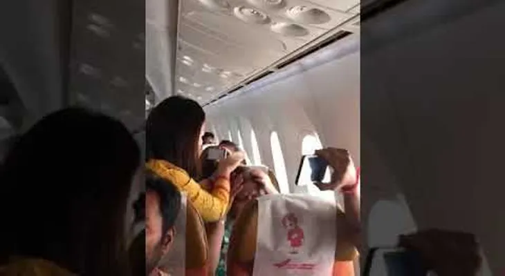 Pasajeros lloran aterrorizados en un avión que perdió una ventanilla en pleno vuelo, tres heridos (+Video)
