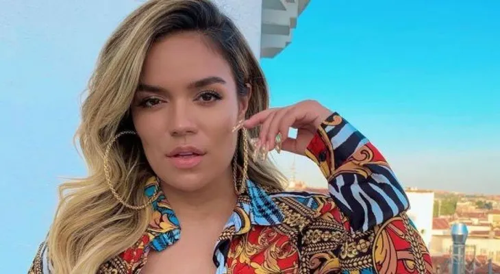 Karol G recibe duras críticas por hablar del racismo usando a su perro