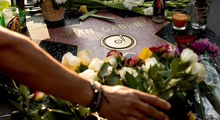 Fanáticos homenajean a Juan Gabriel ante el auditorio donde iba a actuar