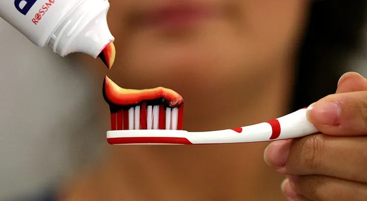 Quí­micos usados en la pasta dental y en productos del hogar podrían adelantar la pubertad en las niñas
