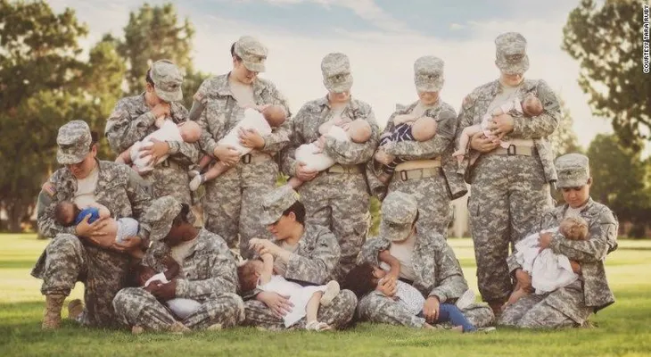 Mujeres soldado posan con sus bebés buscando normalizar la lactancia en el ejército