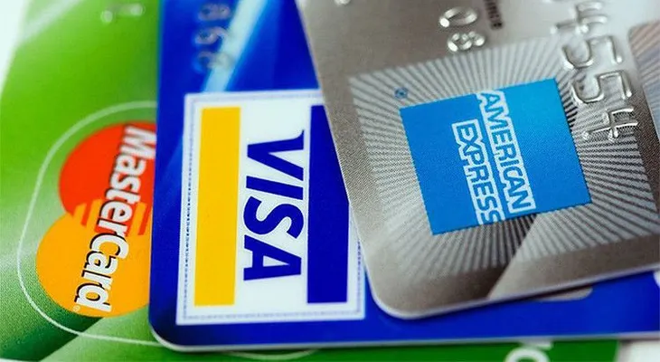 Un vagabundo recibe limosna a través de tarjetas bancarias