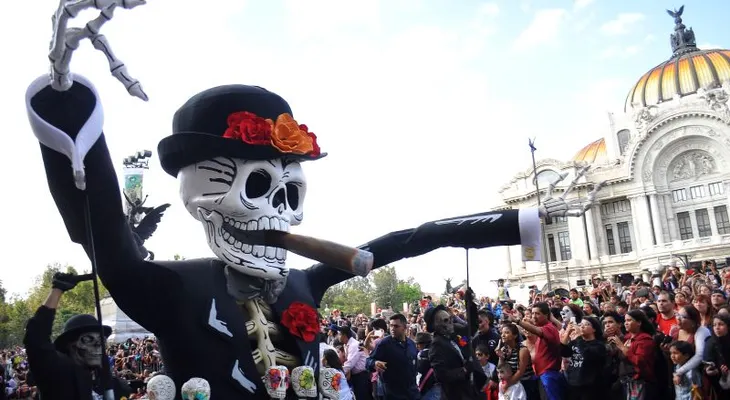 El desfile de Día de Muertos en Ciudad de México nació inspirado en una escena de James Bond