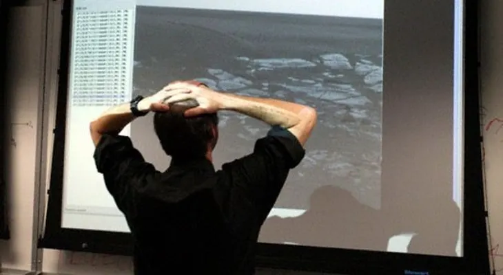 El Opportunity toma una foto de una roca en Marte que apareció enigmáticamente a su lado 