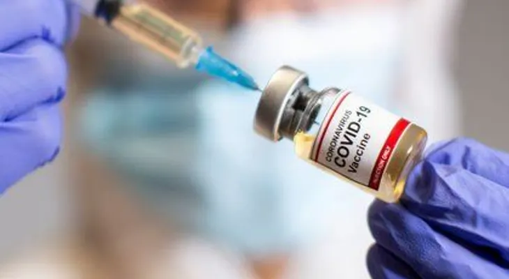 "El virus estará con nosotros durante los próximos 10 años", dice uno de los creadores de la vacuna