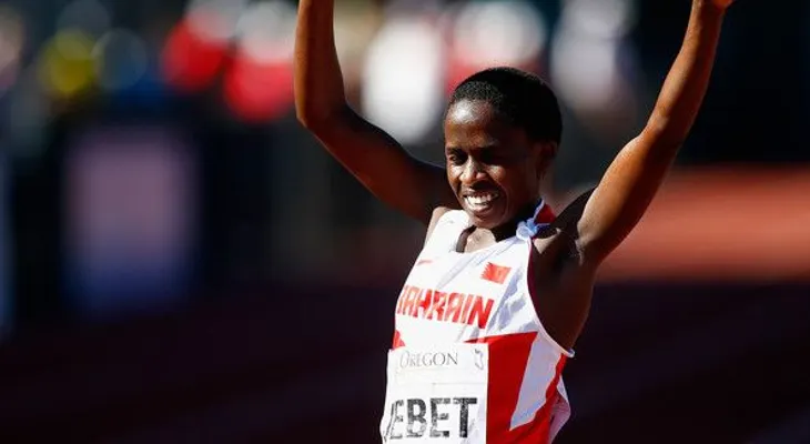 Atleta Jebet bate el récord mundial de obstáculos