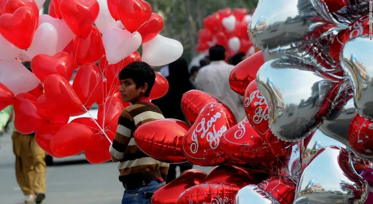 Prohiben celebrar el día de San Valentín en Pakistán
