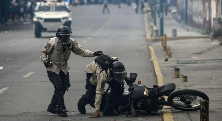 Muere otro policía por violencia durante una protesta en centro de Venezuela