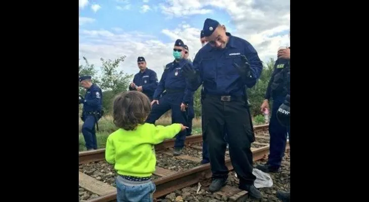 Conmovedor gesto de niño refugiado a la Policía