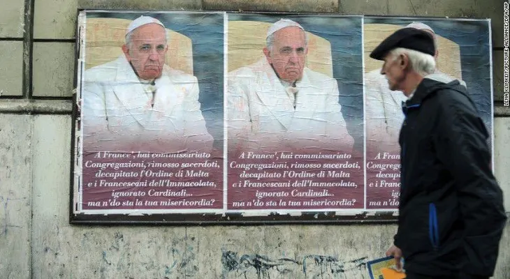 Carteles con críticas al Papa Francisco aparecen en El Vaticano