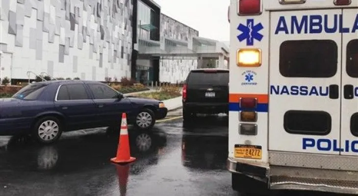 Trabajador herido por disparo durante robo en centro comercial de NY