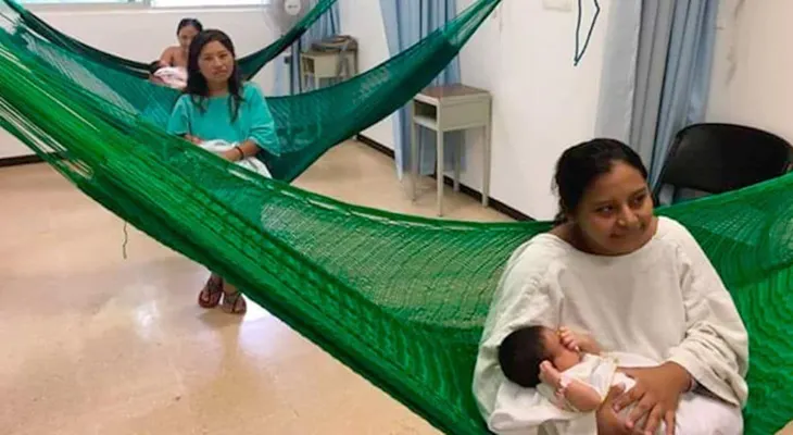 Un hospital mexicano cambió las camas por hamacas para las parturientas
