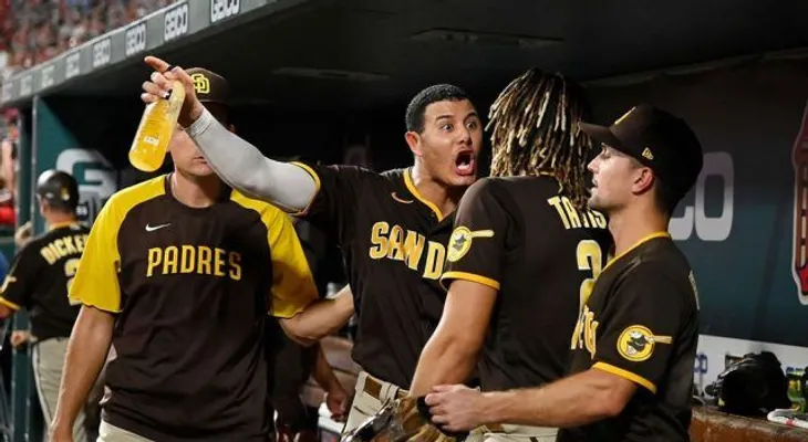 Machado y Tatis, fueron separados por sus compañeros tras el fuerte altercado 