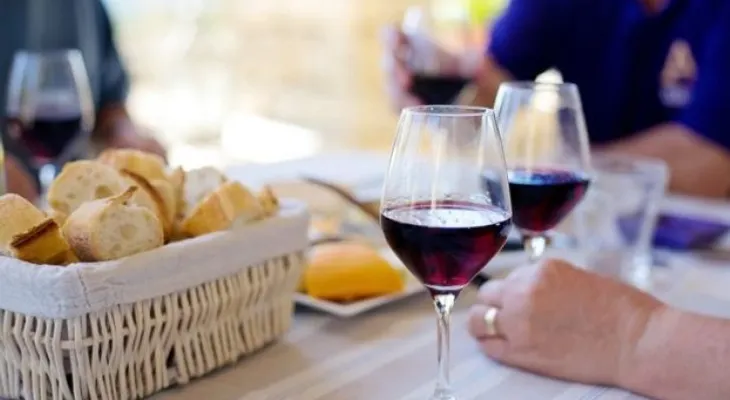 Vino tinto para prevenir las caries dentales y enfermedades de las encías