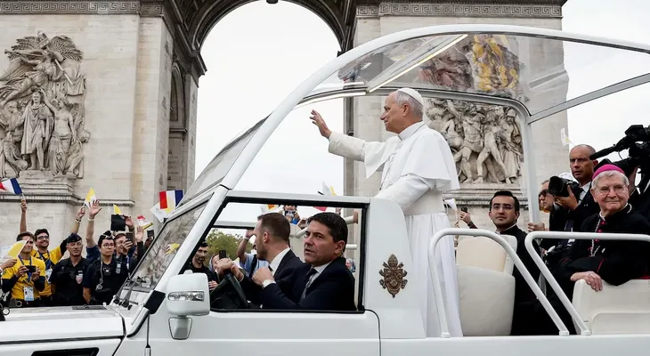 Multitudinario recorrido del papa León XIV en papamóvil por París antes de la misa en la Plaza de la Concordia