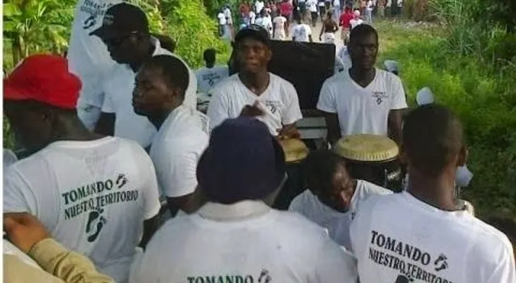 Haitianos con camisetas que dicen "Tomando nuestro territorio" ocupan Dajabón