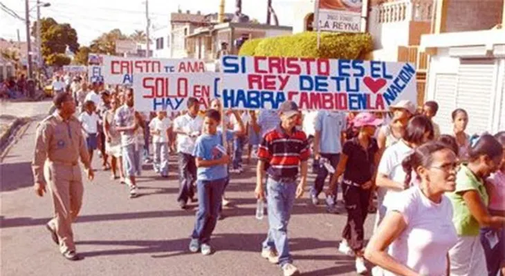 Decenas de personas marchan en Bayaguana contra la delincuencia  