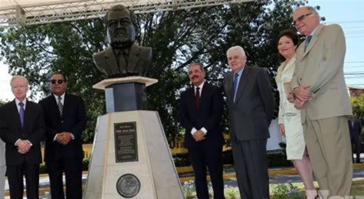 Danilo Medina encabeza acto de aniversario del periódico Listín Diario