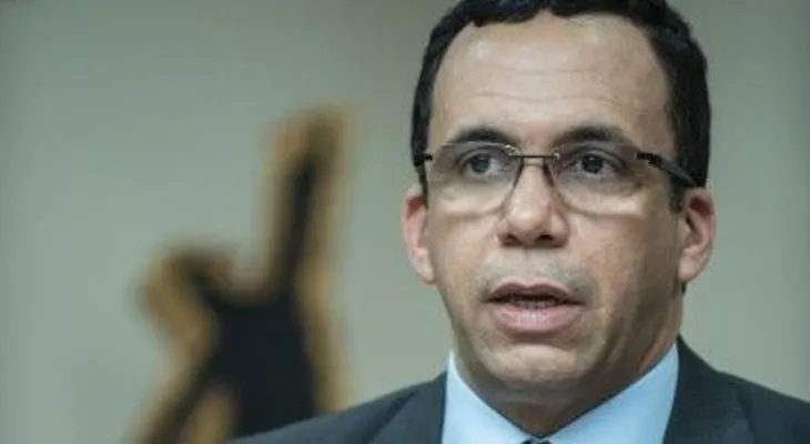 Ministro dice que no habrá aumento salarial para los profesores este año