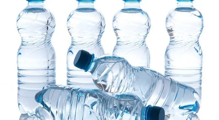 ¿Realmente es pura el agua embotellada en envase plástico? 