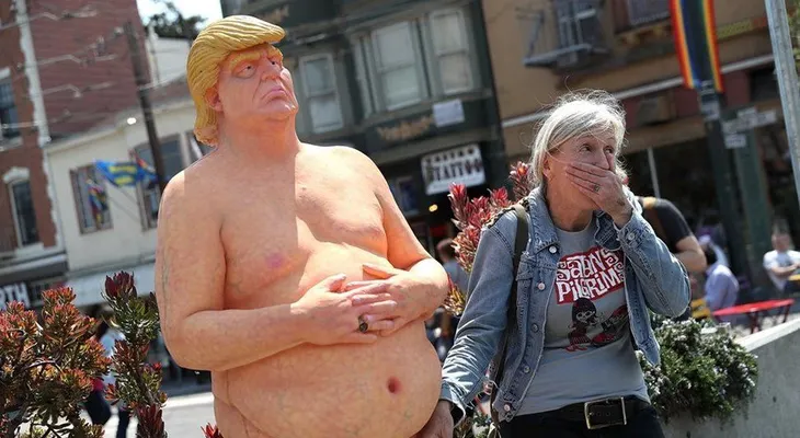Subastan estatua de Trump desnudo en más de 20.000 dólares