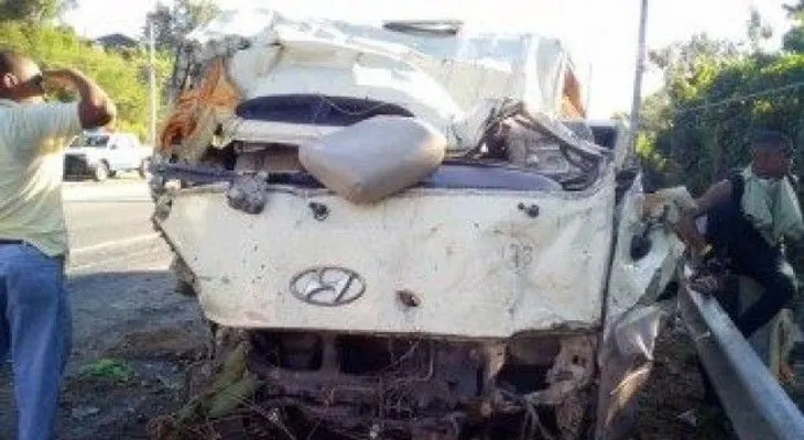Fallece sargento Jhonny Cuevas al volcarse minibús; dos heridos 