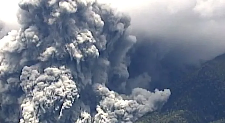 Bajo las cenizas del volcán Ontake