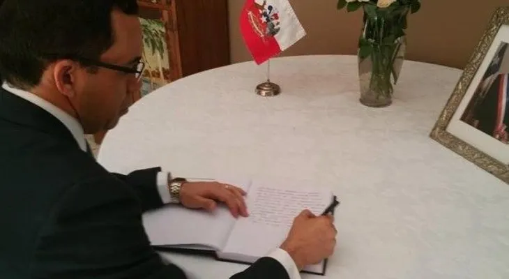 Andrés Navarro firma libro de condolencias muerte de expresidente chileno