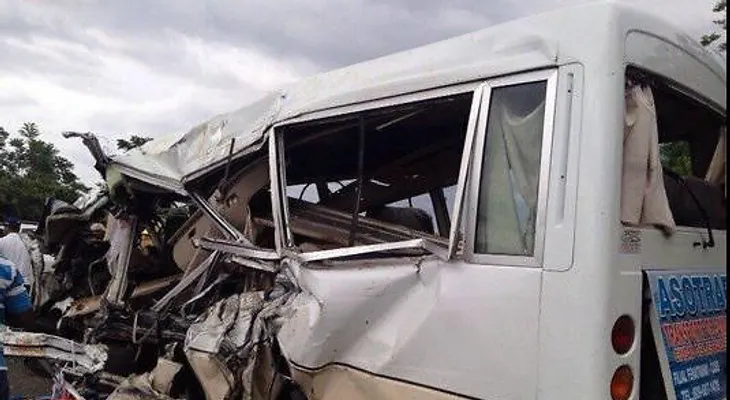 Un rebase chófer autobús habría provocado fatal accidente; 13 muertos y 24 heridos