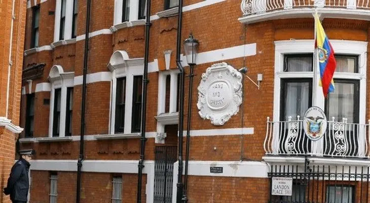 Policía británica "baja la guardia" a Julian Assange