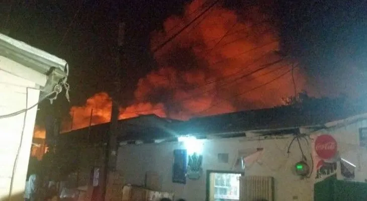 Incendio deja un muerto y decenas de viviendas afectadas en Santiago