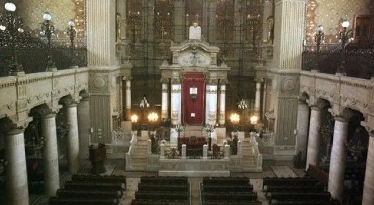 Papa visita sinagoga en señal de amistad