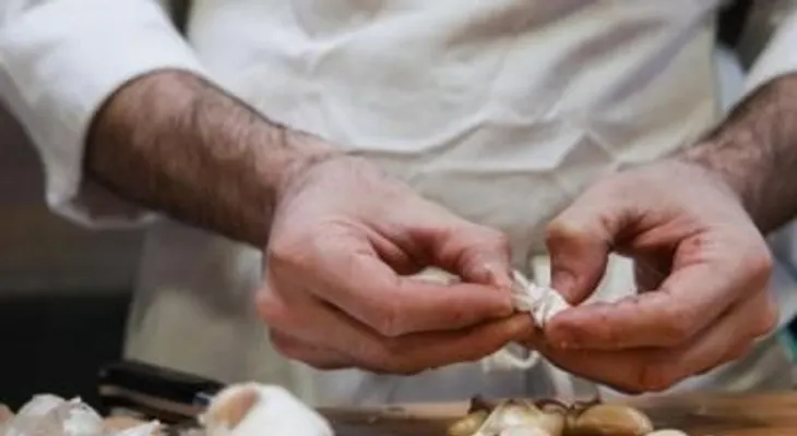 Los hombres que comen ajo son más atractivos para las mujeres