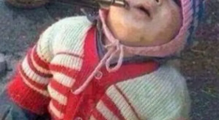 Hallan fotografía de una niña a punto de ser decapitada por el Estado Islámico  