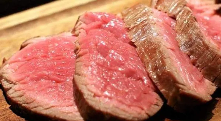 La carne cruda puede contener bacterias relacionadas con infecciones hospitalarias