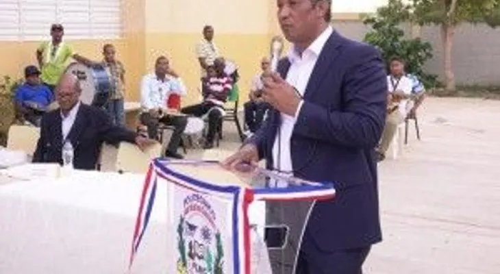 Senador Dionis Sánchez encabeza operativo reparación viviendas en Pedernales