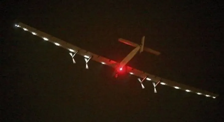 El avión solar aterriza en Japón por mal tiempo 