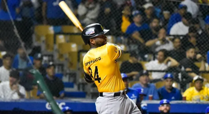 Águilas doblegan al Licey y colocan su número mágico en 8